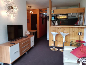 Appartement rénové 6 personnes à Arc 2000, balcon, télé, DVD, casier à ski - FR-1-411-407
